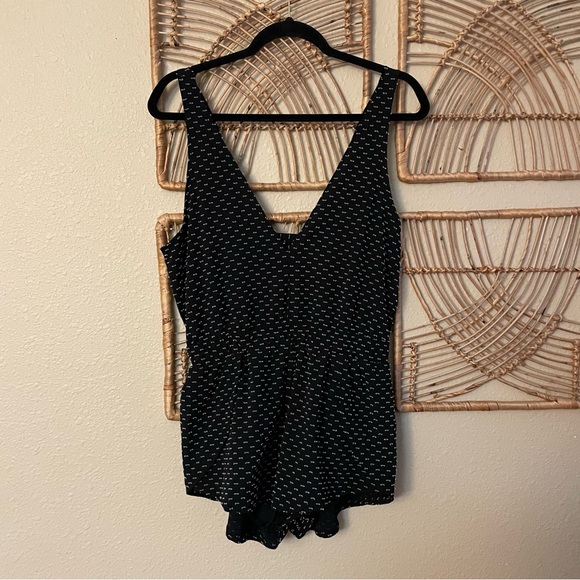 Free People Movement Jog It Off Romper Black Dash AOP Pocket Women's Sz S B34 - Picture 2 of 8